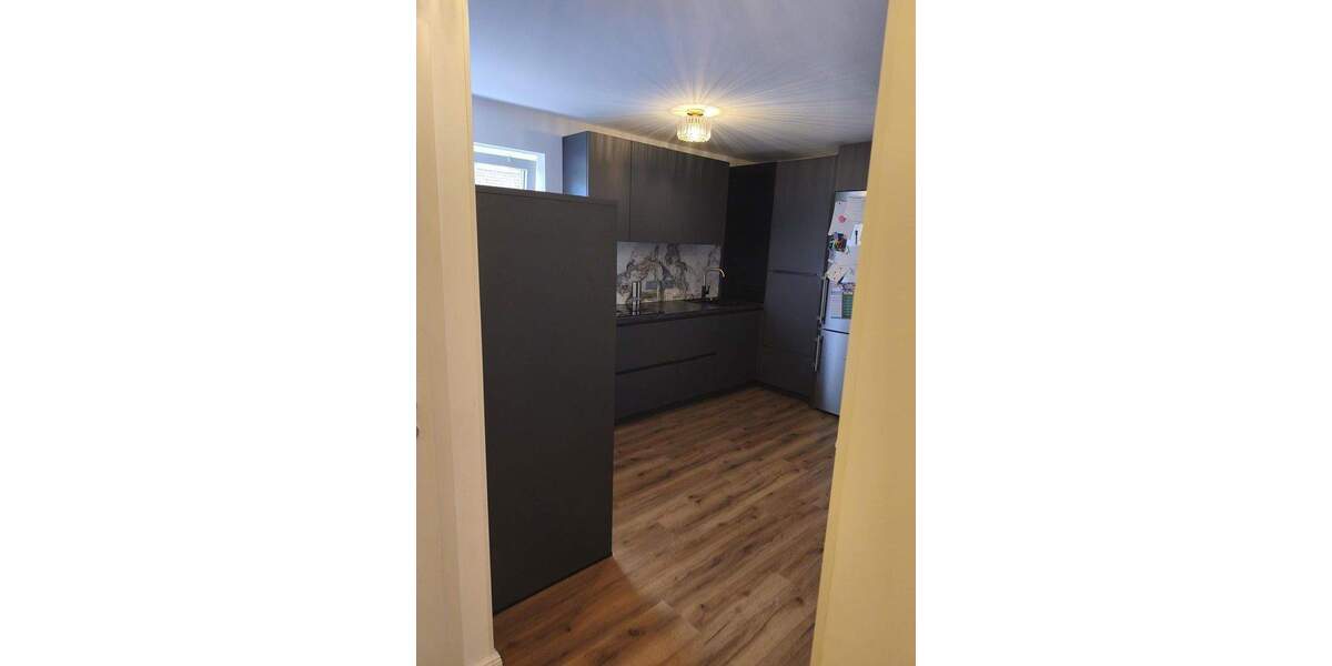 Lichtdurchflutete Wohnung mit Garage, Kamin und eigenem Garten im freistehendem Haus 3 zimmer