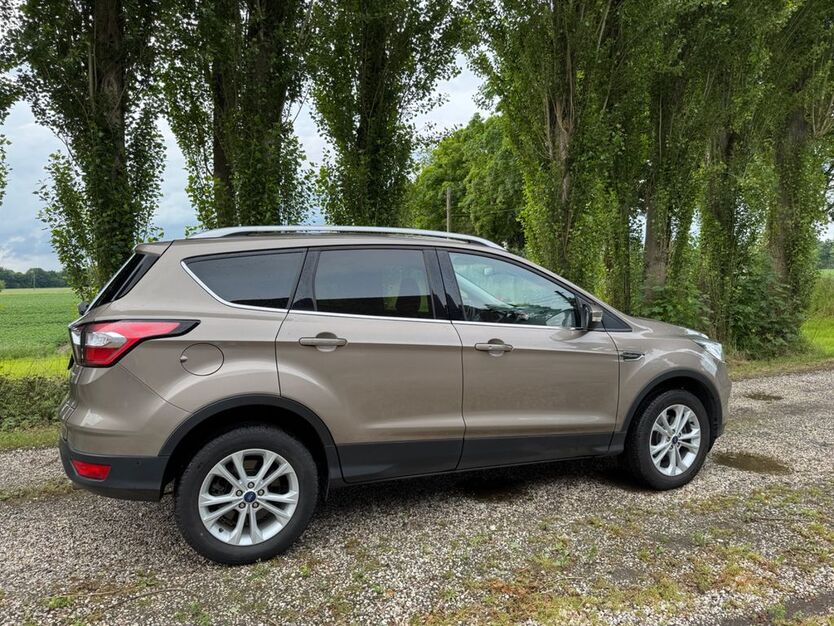 Ford Kuga 61.000 km 18.500 € Essen 45355