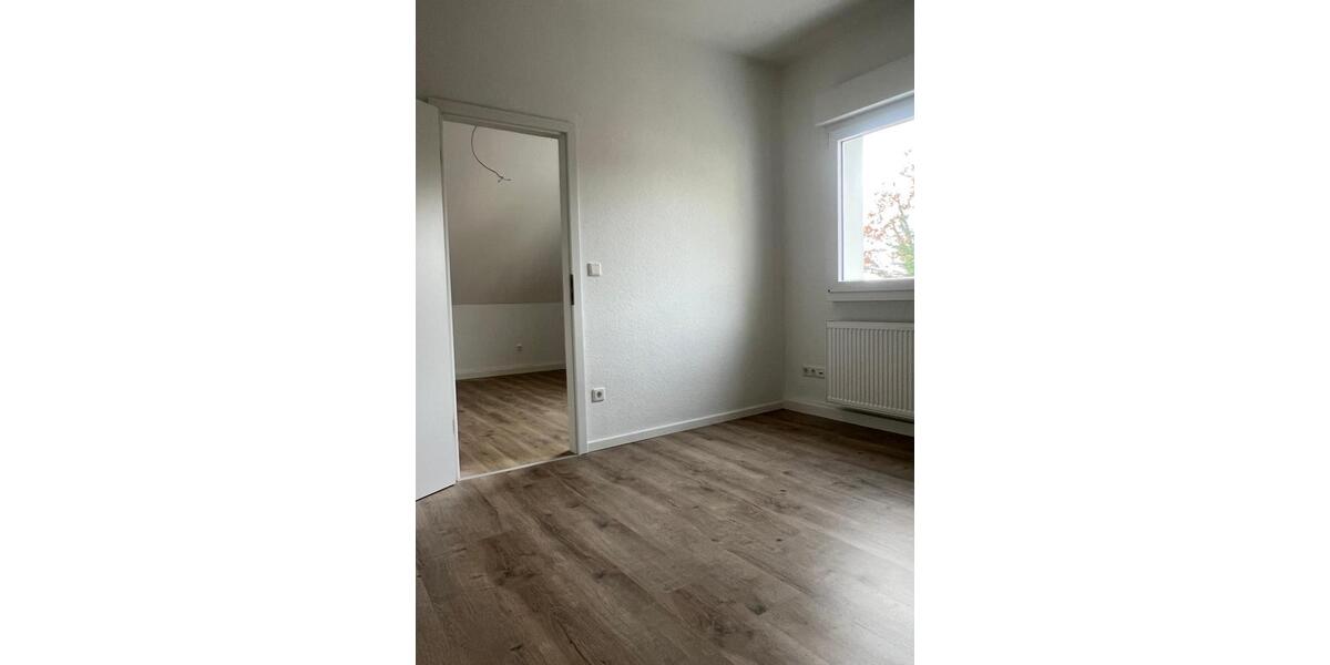 Dachgeschoßwohnung Solingen Central - 4 Zimmer, 80 m&sup2;, 800&euro; | Angebot:26465564