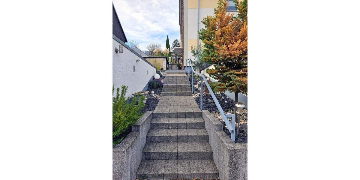 Modernisiertes 2-Familienhaus mit 3 Garagen und attr. Garten in guter und ruhiger Lage in Wetter 9 zimmer