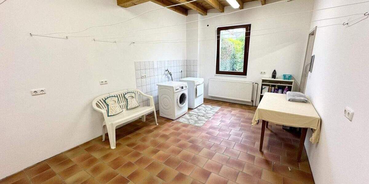 Großes Einfamilienhaus mit Einliegerwohnung und Nebenhaus in Quettingen 6 zimmer