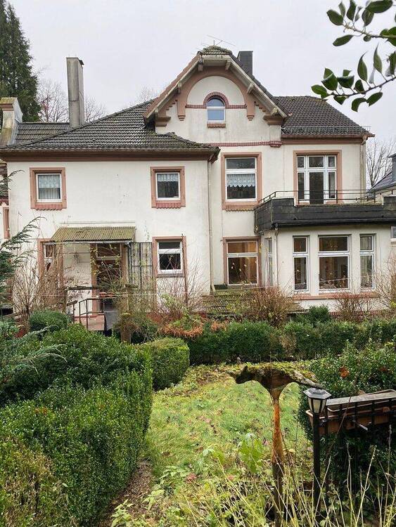 Flexibel nutzbares Zweifamilienhaus im Villenstil mit Wintergarten, BalkonLoggia und uneinsehbarem Garten in der Parkstraße mit Altlasten