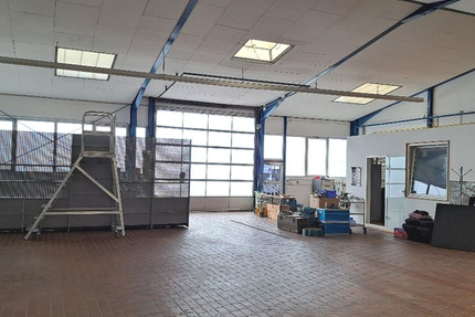 Geräumige und helle Lagerhalle mit Rolltor in zentraler Lage. zimmer