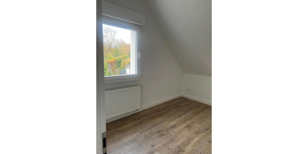 Dachgeschoßwohnung Solingen Central - 4 Zimmer, 80 m&sup2;, 800&euro; | Angebot:26465564