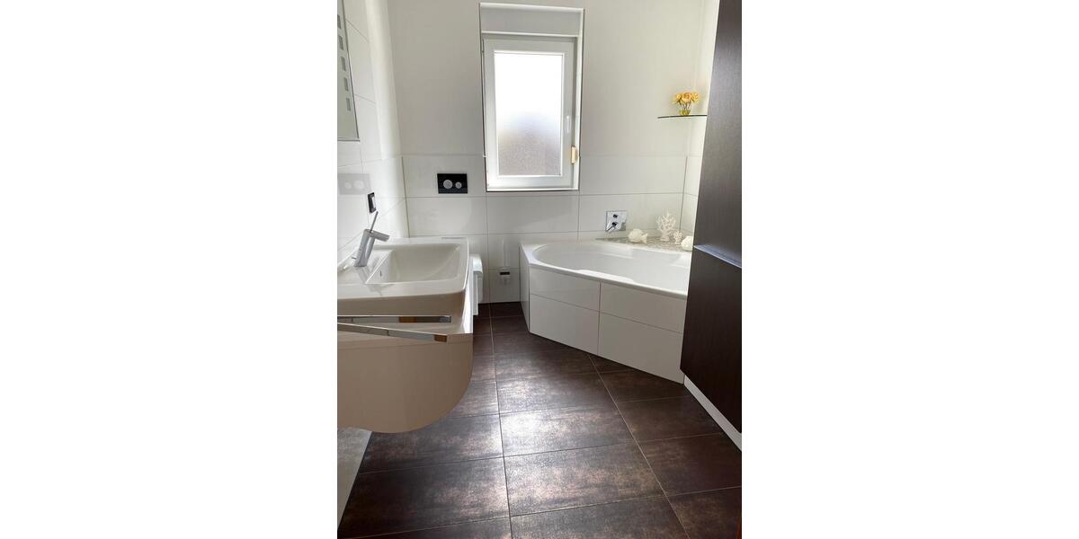 Luxuriöse Wohnung Eigentumswohnung m. Balkon & Garage + Parkplatz 3.5 zimmer