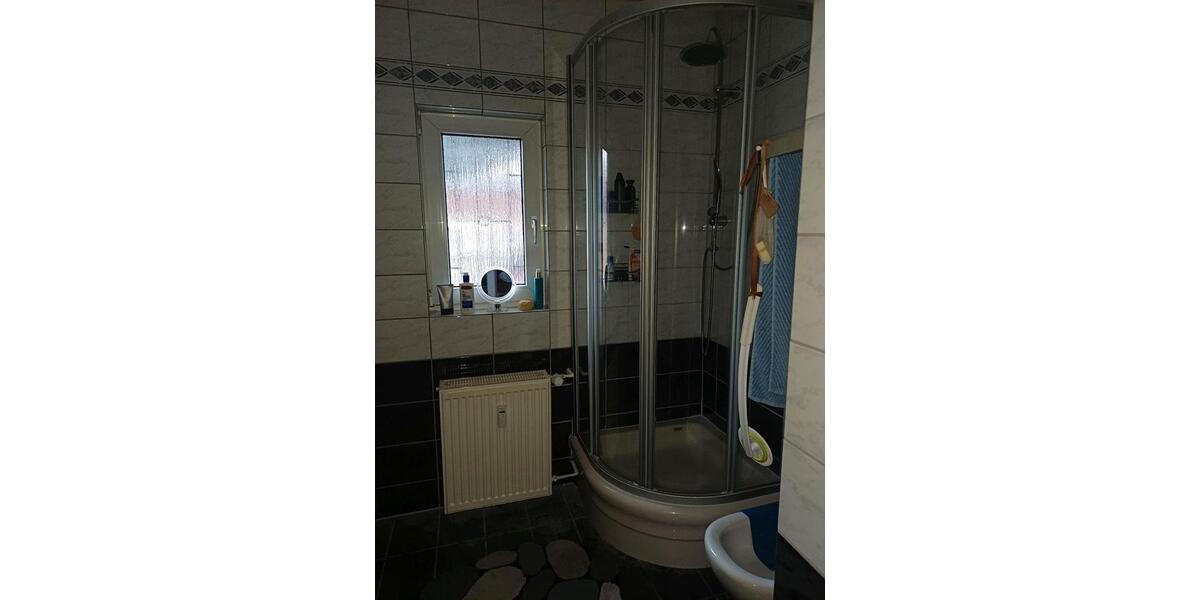 Guterhaltenes freistehendes Drei-Familienhaus mit vier Garagen 9 zimmer