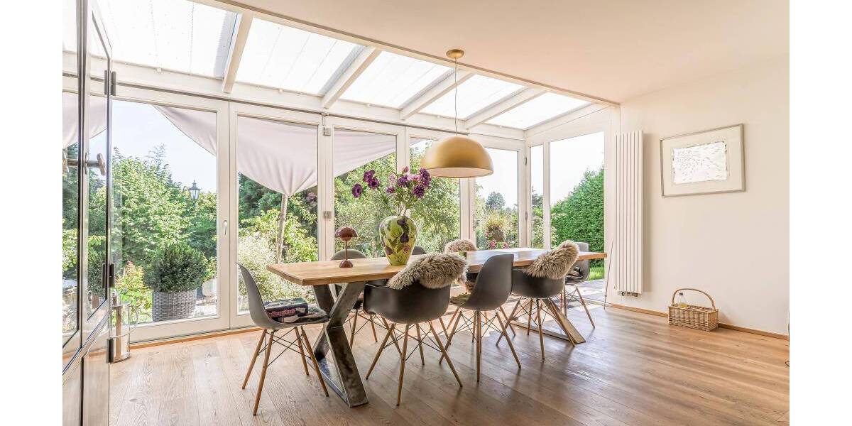 Exklusives Einfamilienhaus mit 2 Einliegerwohnungen* hochwertige Ausstattung * großzügige Raumaufteilung * Wellnessbe... 8 zimmer