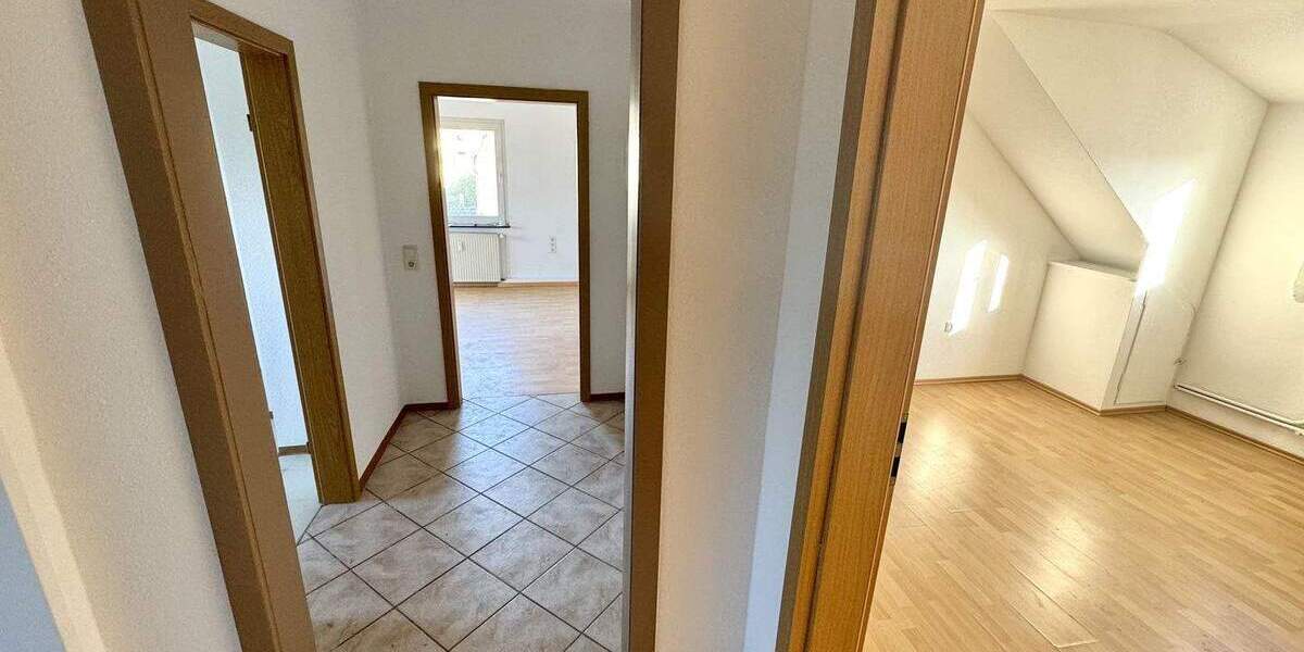 Zentrale Dachgeschosswohnung mit schönem Ausblick in Lev-Quettingen 4 zimmer