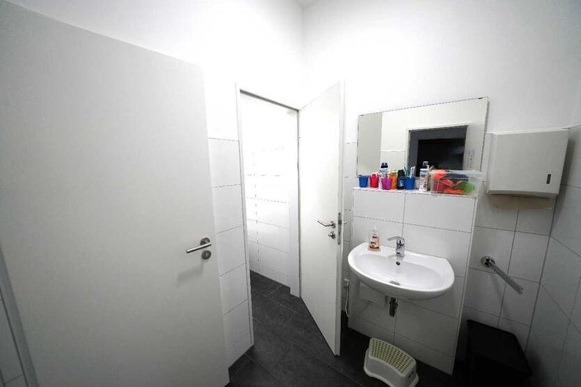 Provisionsfrei: Ca. 212 m² Büro-, Praxis- oder Studiofläche in Rtg.-Lintorf