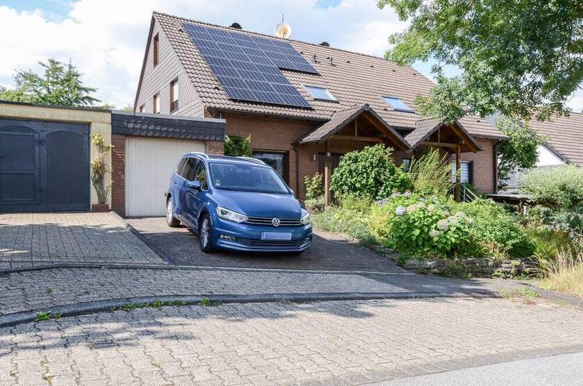 Doppelhaushälfte in ruhiger Sackgassenlage * ca. 180 m² Wohn-Nutzfläche * 5 Zimmer * Kaminofen * Einbauküche * Garte...