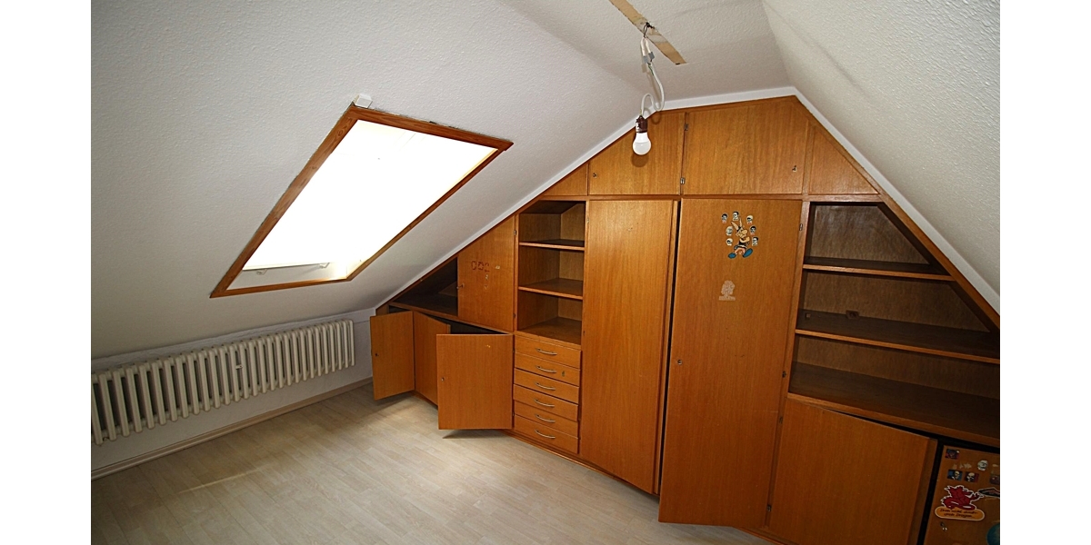 Raumwunder mit diversen Nutzungsmöglichleiten: Massives EFH mit Garten, Garage und viel Potenzial 7 zimmer