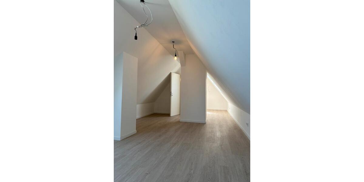 Moderne 3- Zimmerwohnung DG Wohnung mit klimatisierten Spitzboden 3 zimmer