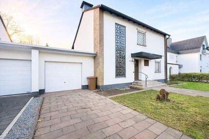 Freistehendes Einfamilienhaus, 8-Zimmer mit großem Grundstück in begehrter Lage von Hilden 8 zimmer