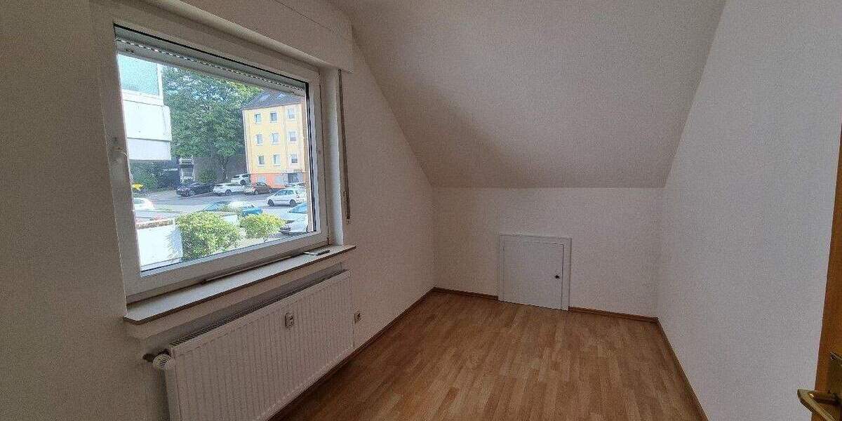 GEPFLEGTES ZWEI BIS DREIFAMILIENHAUS MIT GARTEN UND GARAGE IN SOLINGEN RUHIG GELEGEN 8 zimmer
