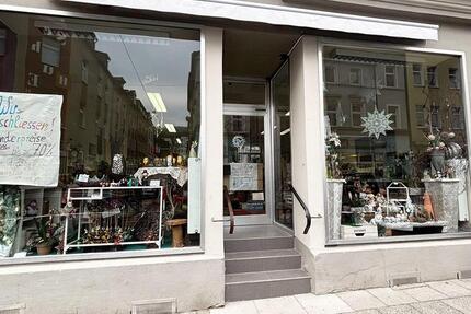 Vielseitiges Ladenlokal mit ansprechender Fensterfront zimmer