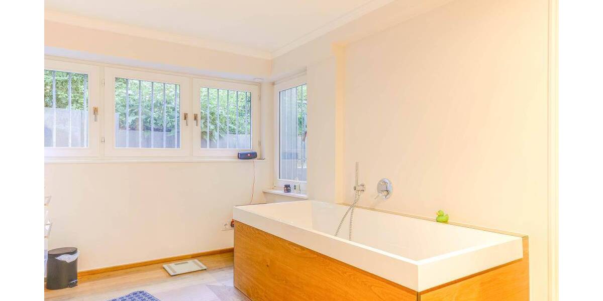 Exklusives Einfamilienhaus mit 2 Einliegerwohnungen* hochwertige Ausstattung * großzügige Raumaufteilung * Wellnessbe... 8 zimmer