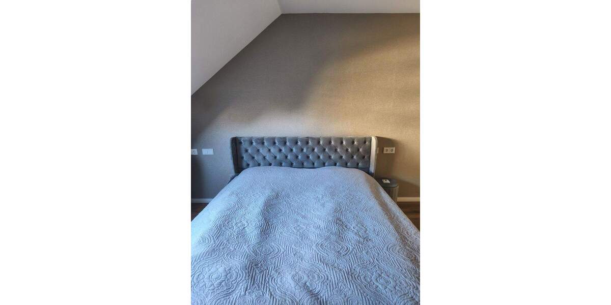 Lichtdurchflutete Wohnung mit Garage, Kamin und eigenem Garten im freistehendem Haus 3 zimmer