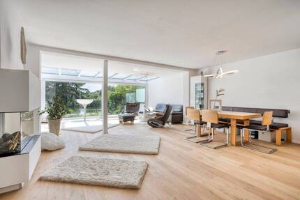 Am Ende der Straße steht ein Haus am See. Wohnen am Wasser - Modernes Traumhaus mit Seeblick 5 zimmer