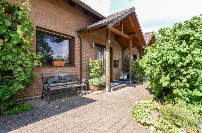 Doppelhaushälfte in ruhiger Sackgassenlage * ca. 180 m² Wohn-Nutzfläche * 5 Zimmer * Kaminofen * Einbauküche * Garte...
