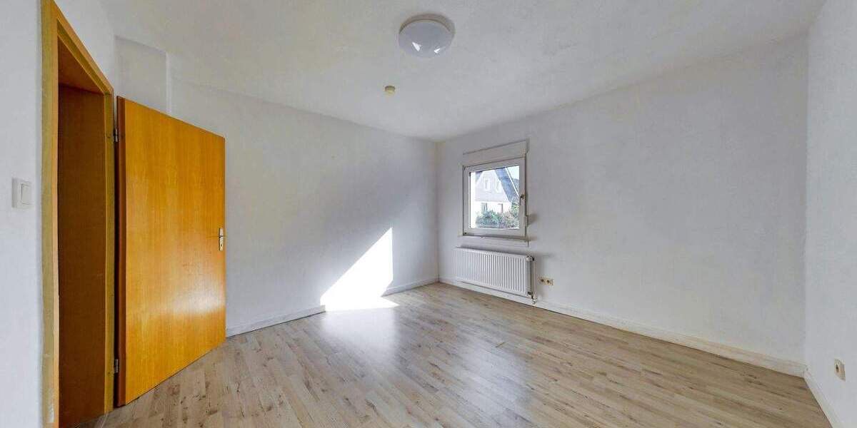 Freistehendes Zweifamilienhaus mit großem Grundstück 6 zimmer