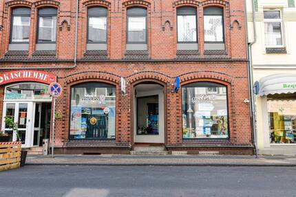 Ladenlokal in guter Lage von Leverkusen-Opladen * ca. 79,21 m² Gesamtfl. * ca. 59,38 m² Verkaufsfl. * 2 Schaufenster ... 2 zimmer