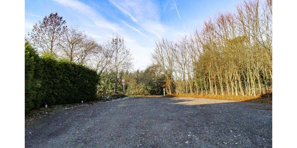 Aufgeteiltes Wohn- und Bürohaus in Sackgassenlage mit Tiefgarage und großem Naturgarten 1 zimmer