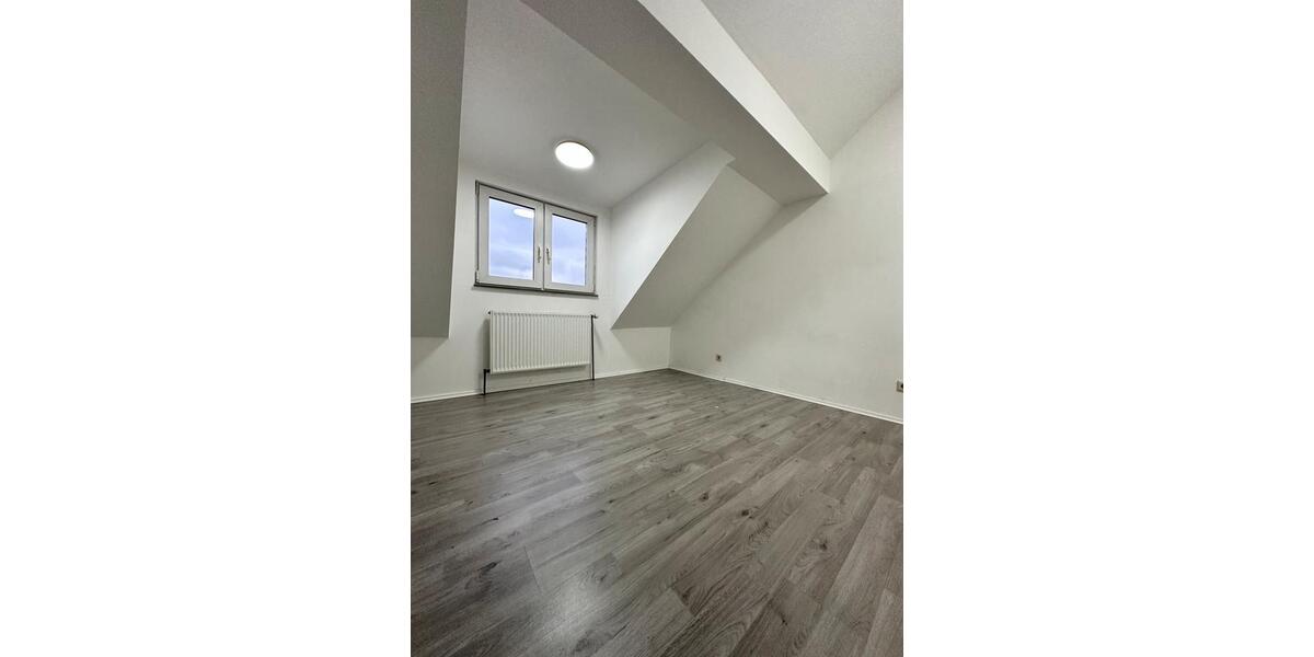 4-Zimmer DG-Wohnung mit Spitzboden Zentral gelegen ab sofort 73qm 4 zimmer