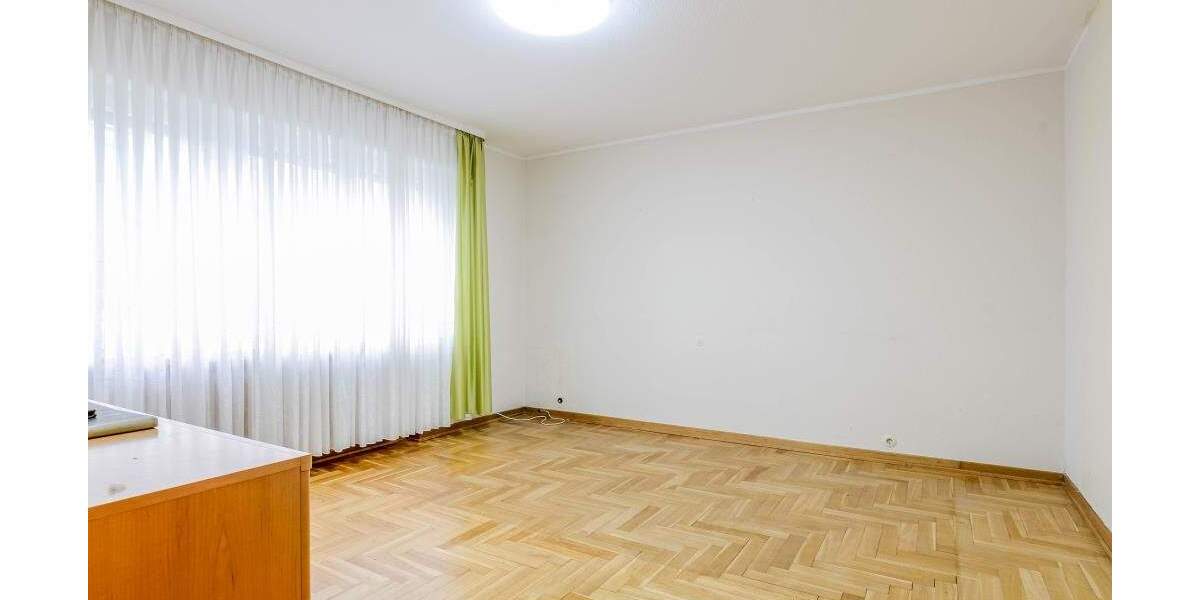 Großzügige 2 Familien-DHH mit Aufstockungs- und Anbaumöglichkeiten * ca. 1.848 m² parkähnlicher Grund mit Direktangre... 6 zimmer