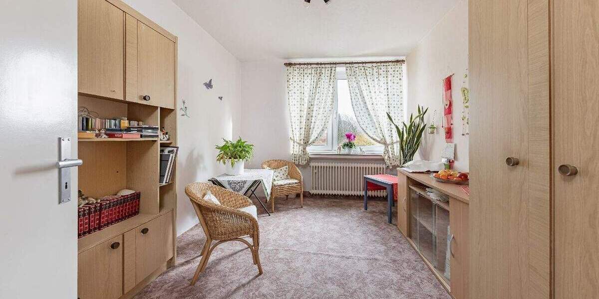 Verlässlich vermietet: Eigentumswohnung mit zwei Loggien und mehreren Stellplätzen 3 zimmer