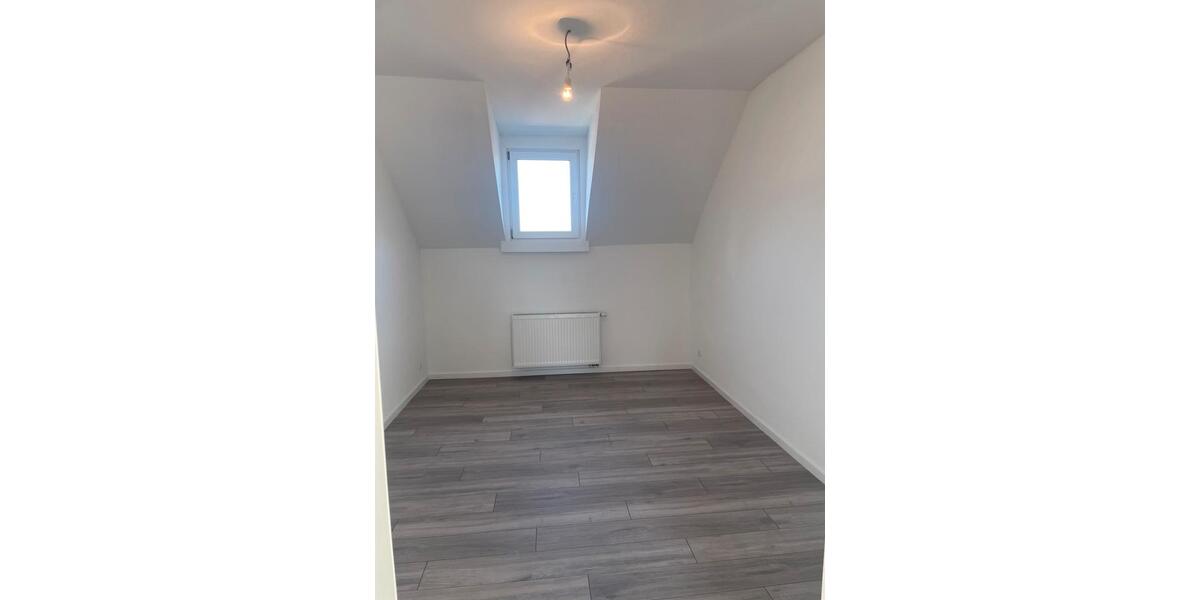Dachgeschoßwohnung Solingen Aufderhöhe - 4 Zimmer, 80 m&sup2;, 950&euro; | Angebot:25755324