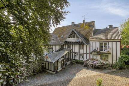 Außergewöhliches Anwesen mit mehreren Häusern mitten in der Natur 6 zimmer