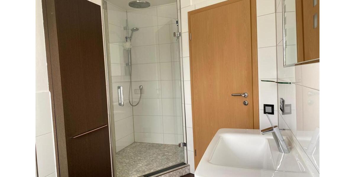 Luxuriöse Wohnung Eigentumswohnung m. Balkon & Garage + Parkplatz 3.5 zimmer