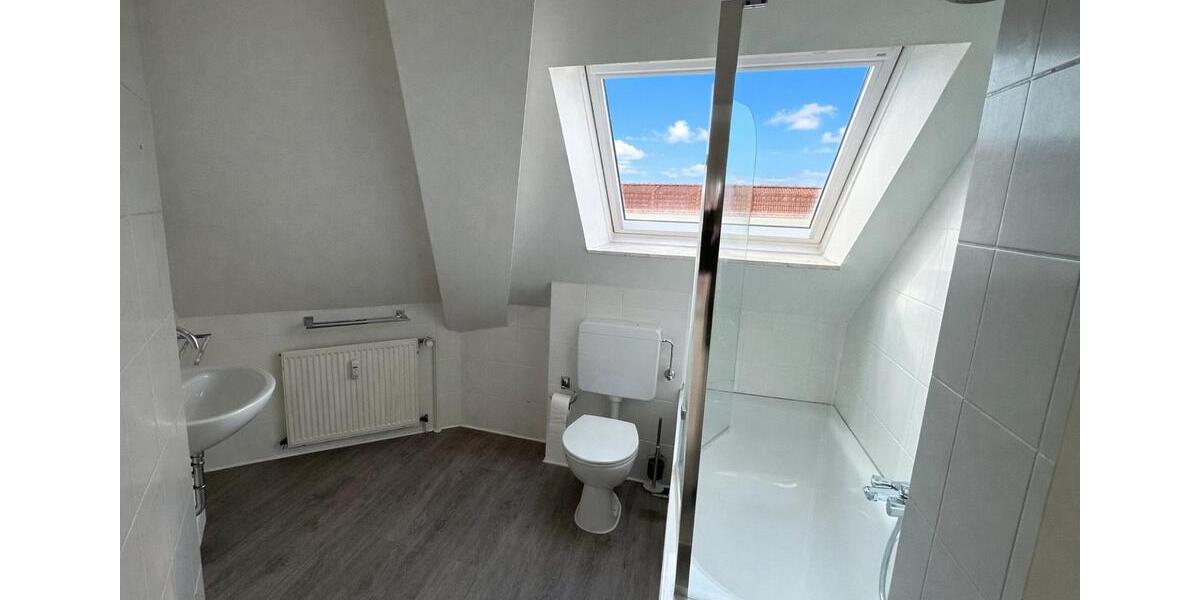 Helle Dachgeschosswohnung mit schönem Balkon in guter Lage 2 zimmer