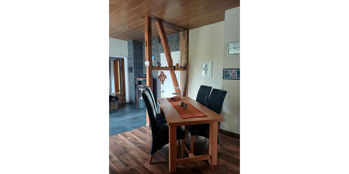 Guterhaltenes freistehendes Drei-Familienhaus mit vier Garagen 9 zimmer