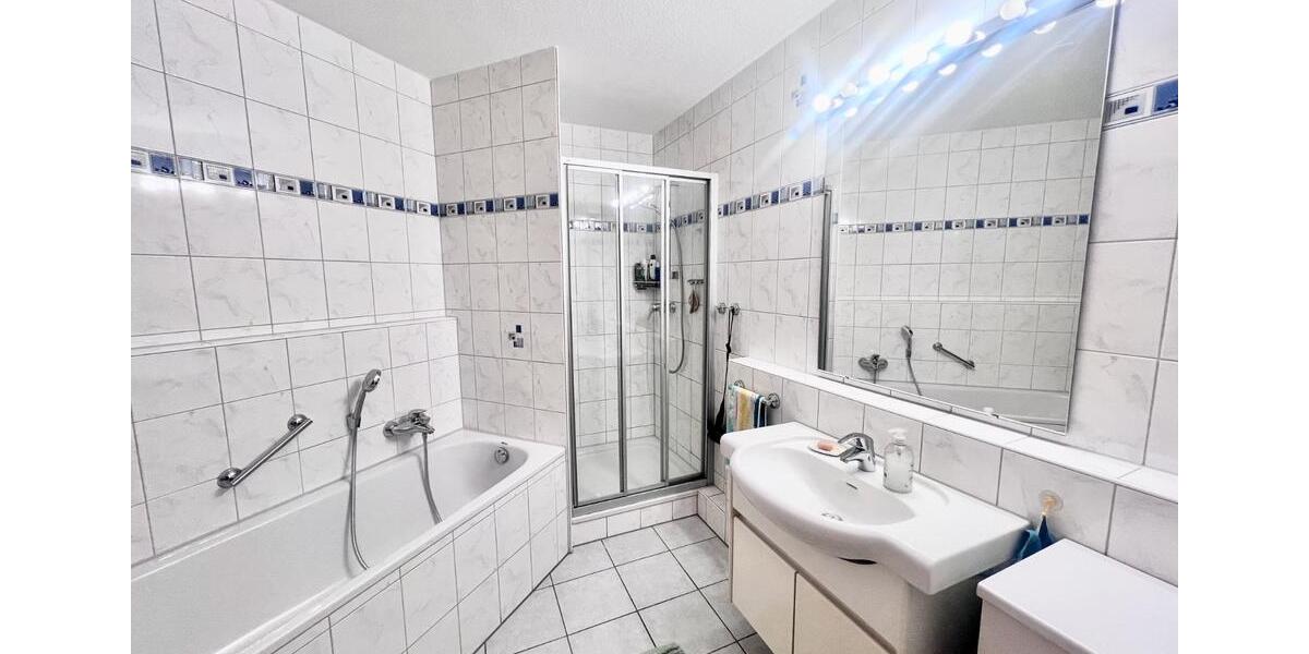 Tolle 2-Zi.-Wohnung mit Balkon, TG-Stellplatz, Dusche und Wanne 2 zimmer