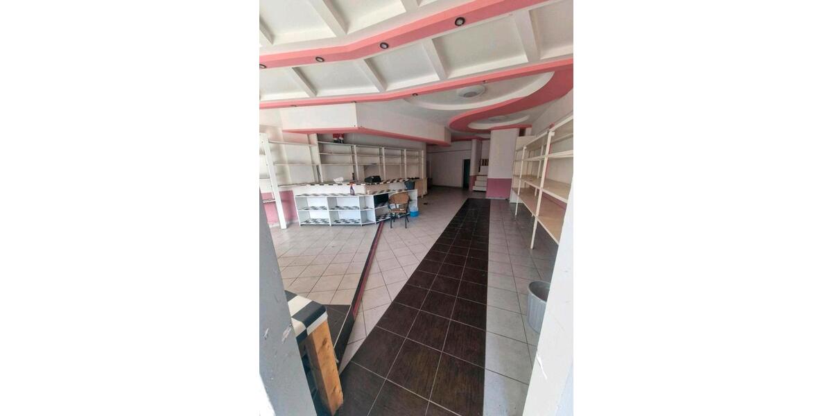 Von Privat - Große Gewerbefläche mit Schaufenster und Lager zimmer