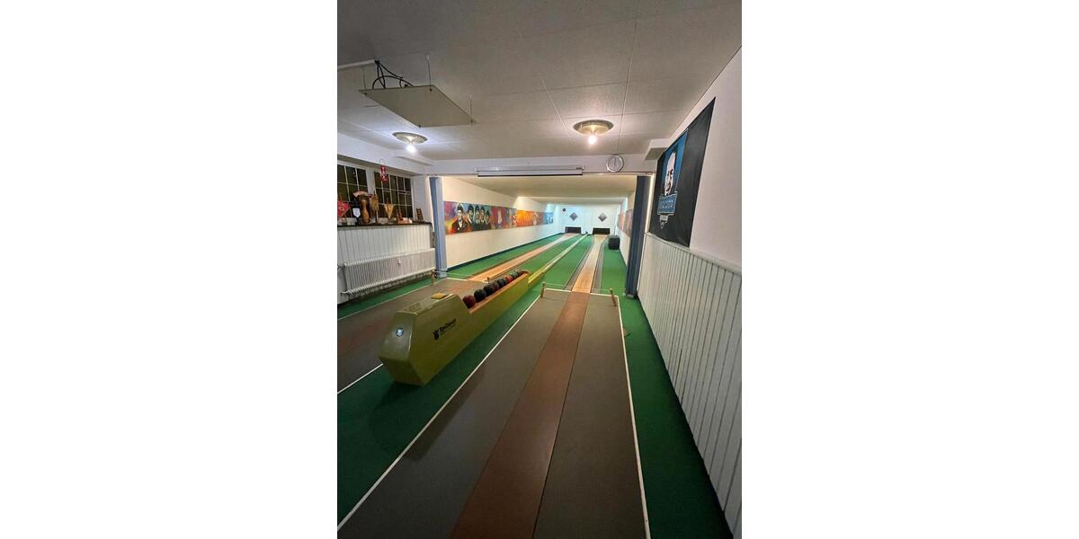 Kegelbahn mit Gaststätte und Inventar 