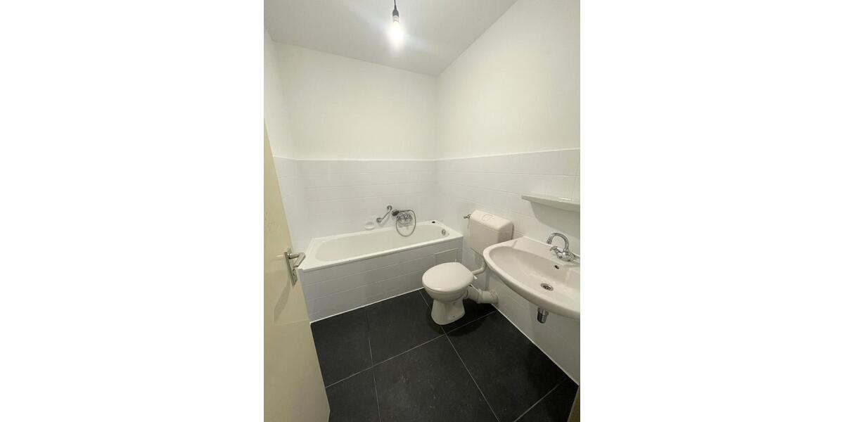 **Helle & frisch renovierte 2,5-Zimmer-Wohnung – mit Balkon & Aufzug** 2 zimmer