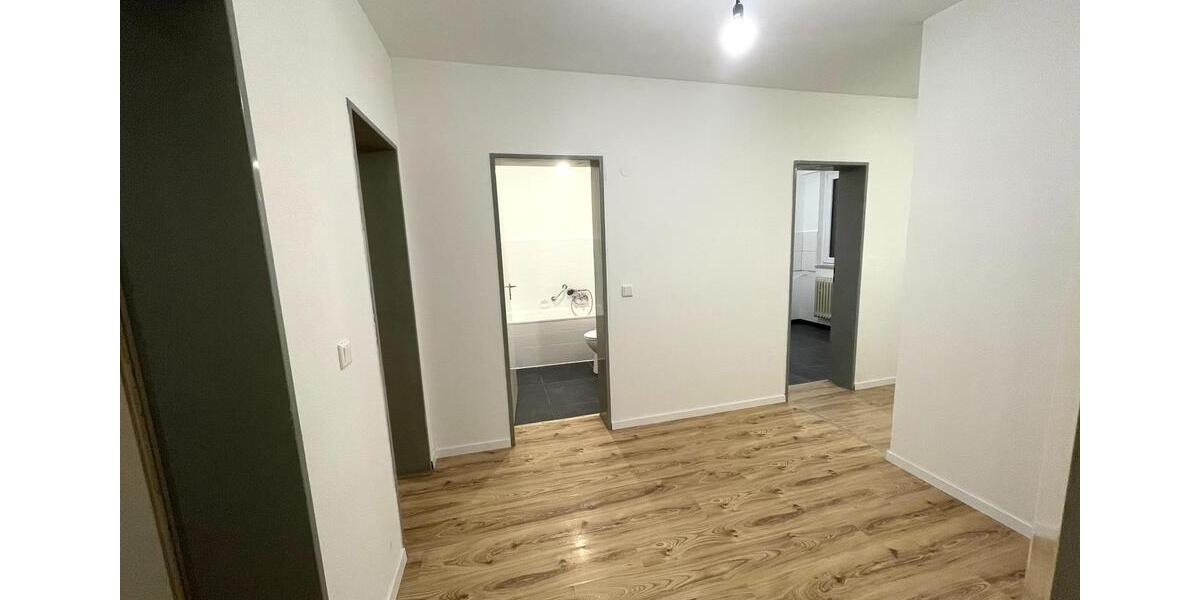 **Helle & frisch renovierte 2,5-Zimmer-Wohnung – mit Balkon & Aufzug** 2 zimmer