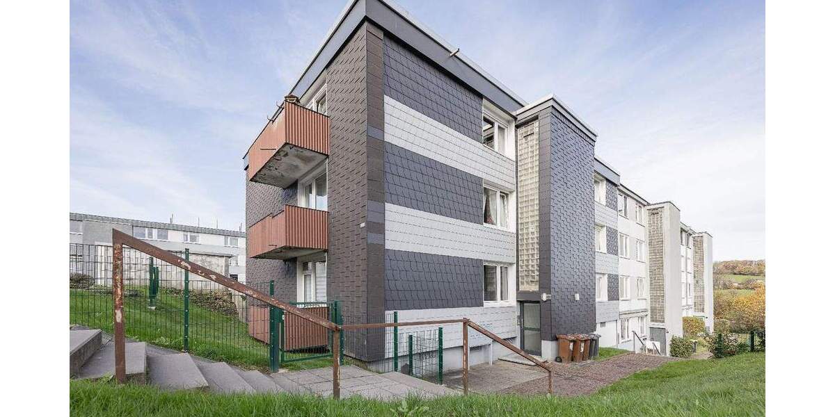 Verlässlich vermietet: Eigentumswohnung mit zwei Loggien und mehreren Stellplätzen 3 zimmer