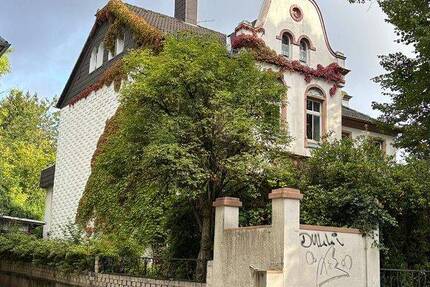 Flexibel nutzbares Zweifamilienhaus im Villenstil mit Wintergarten, BalkonLoggia und uneinsehbarem Garten in der Parkstraße mit Altlasten