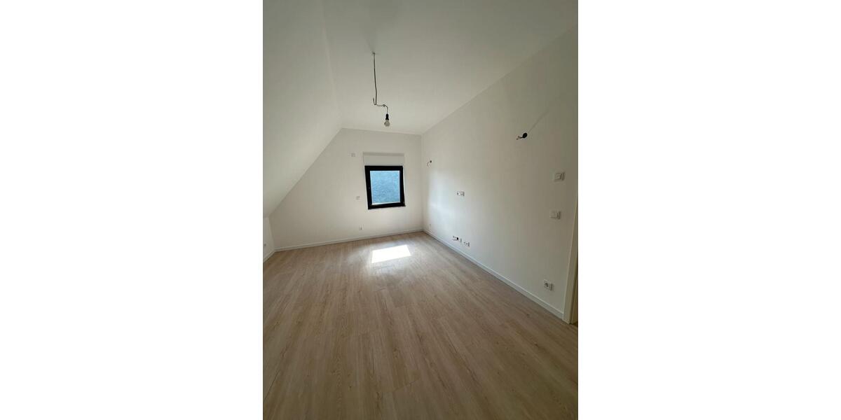 Moderne 3- Zimmerwohnung DG Wohnung mit klimatisierten Spitzboden 3 zimmer