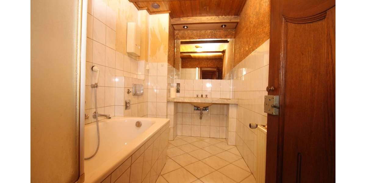 Mehrfamilienhaus mit drei Wohneinheiten und Entwicklungspotenzial 6 zimmer