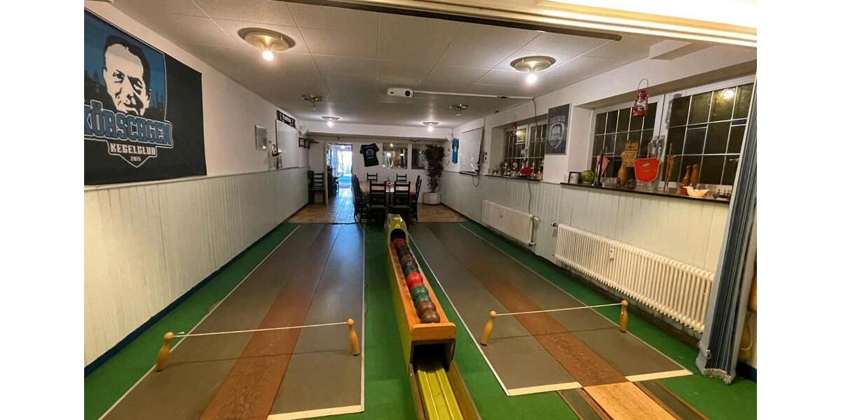 Kegelbahn mit Gaststätte und Inventar 