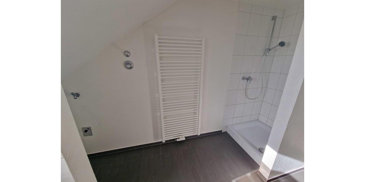 Dachgeschoßwohnung Düsseldorf Oberbilk - 4.5 Zimmer, 100 m&sup2;, 1.190&euro; | Angebot:25750079