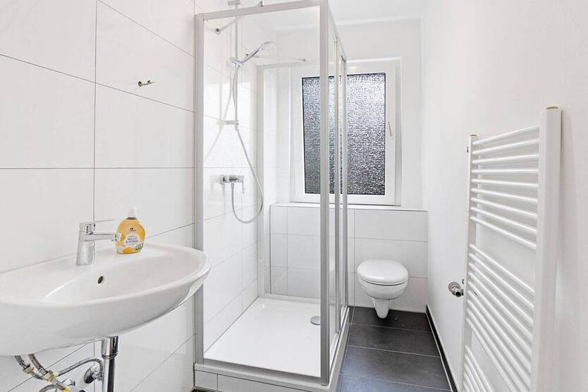 61 m² frisch renovierte 2-Zi.-Wohnung mit modernem Bad - ideal für Anleger & Eigennutzer