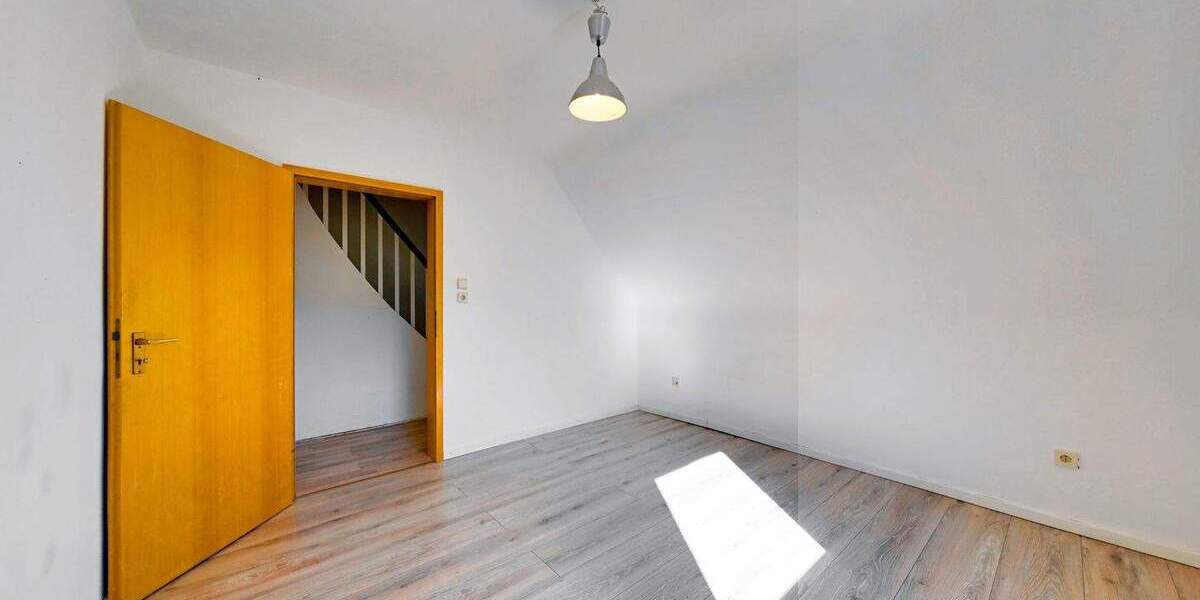 Freistehendes Zweifamilienhaus mit großem Grundstück 6 zimmer