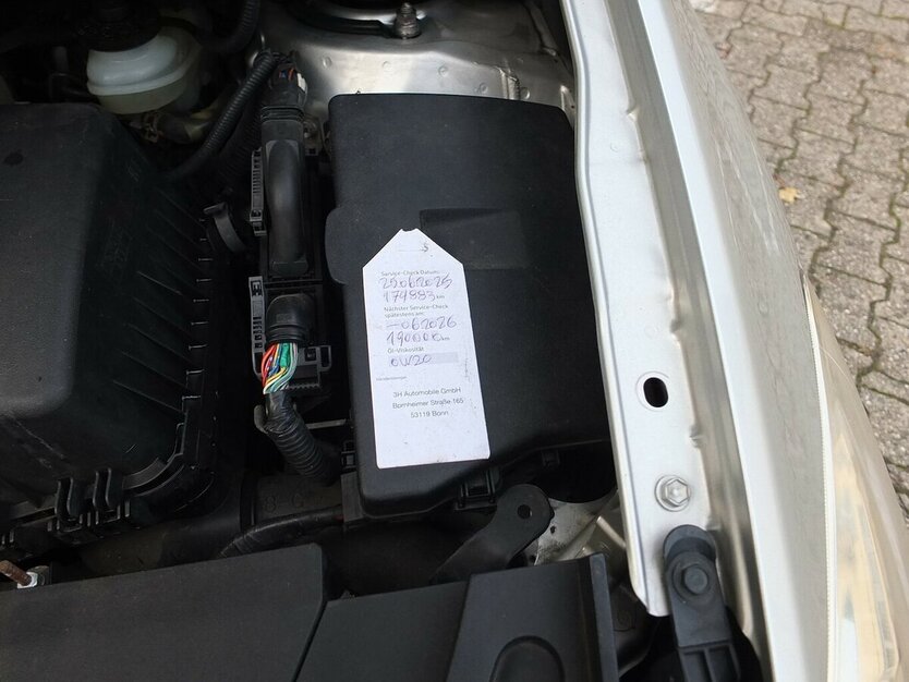 Toyota Auris 1.6i SOL ALLE INSPEKTIONEN GARAGENWAGEN 174.885 km 5.704 € Köln 50858