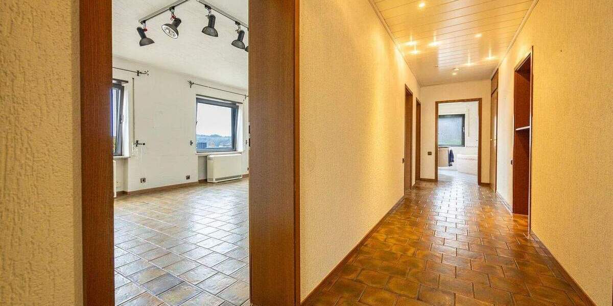 Winkelbungalow mit Einlieger, Doppelgarage, Photovoltaik und schönem Garten 6 zimmer