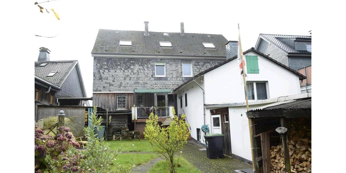 Guterhaltenes freistehendes Drei-Familienhaus mit vier Garagen 9 zimmer